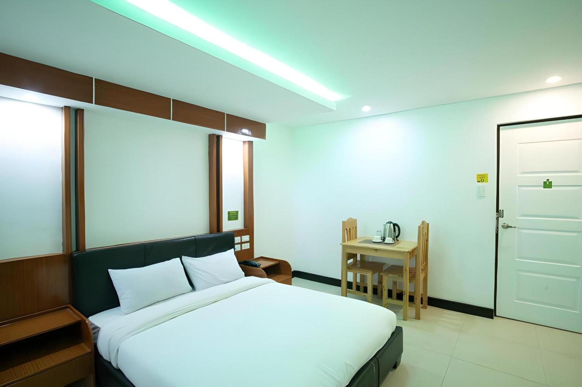Oyo 195 Ranchotel - Binan Luaran gambar